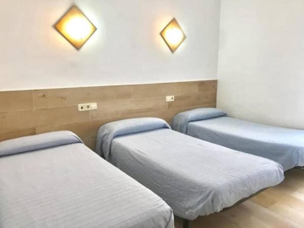 Hostal Casa Torrent Canet De Mar Bagian luar foto