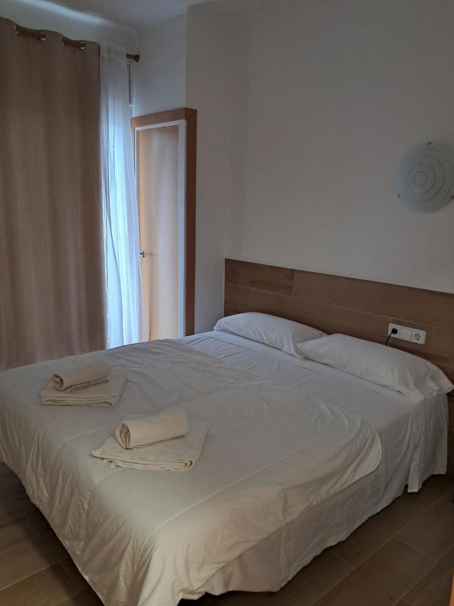 Hostal Casa Torrent Canet De Mar Bagian luar foto